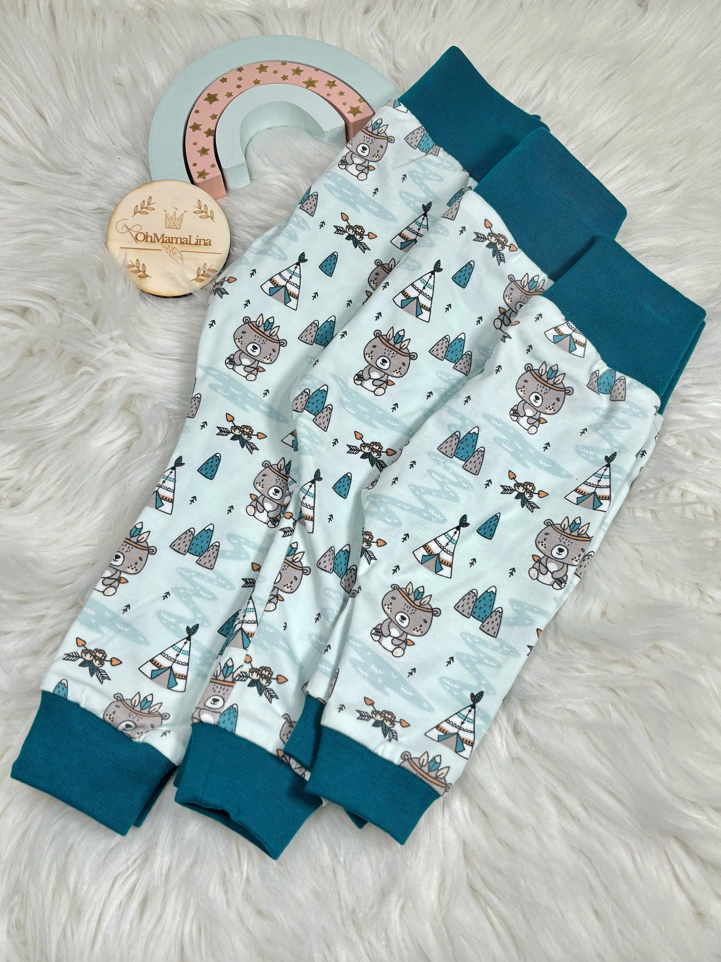 Handgemachte Kinderhose mit Indianer-Bär-Motiv – drei Größen zusammengelegt
