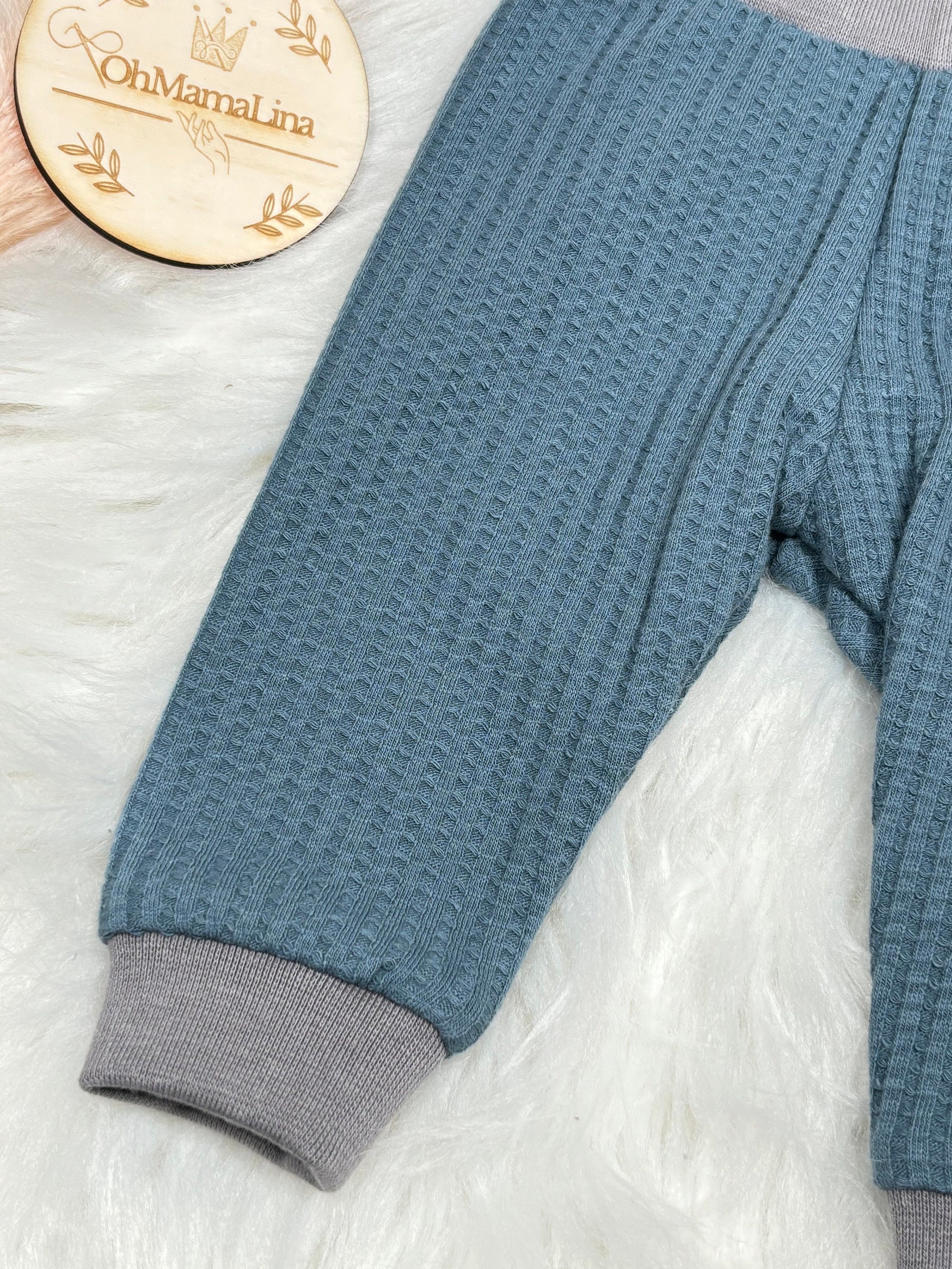 Handgemachte Baby Leggings in Rauchblau – Detailansicht Waffeljersey mit hellgrauem Bündchen