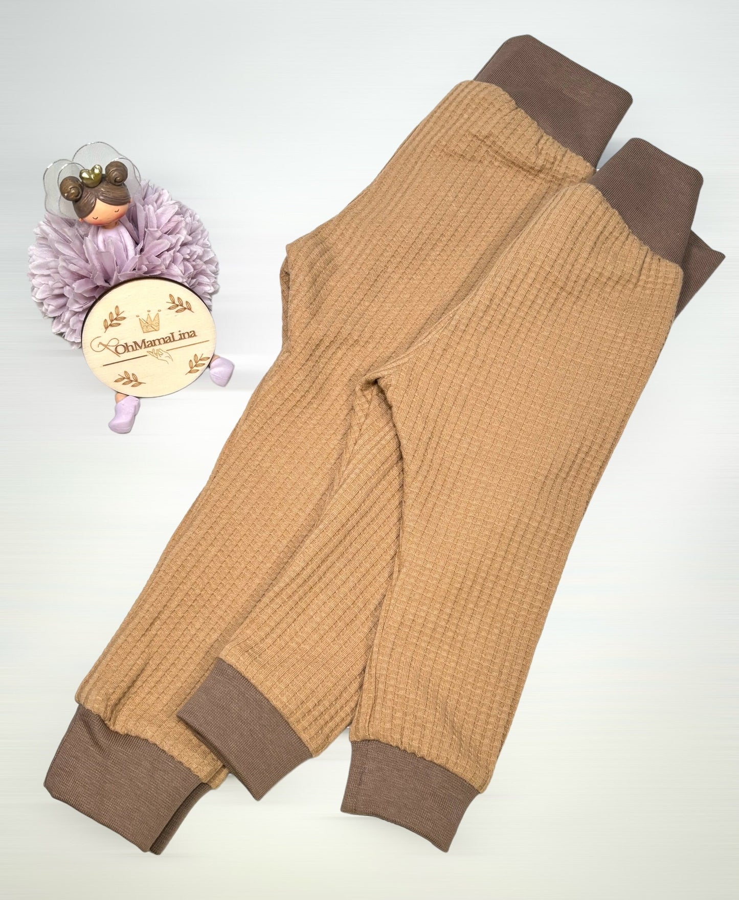 Handgemachte Baby Leggings in Karamell aus Waffeljersey – zwei Größen liegend