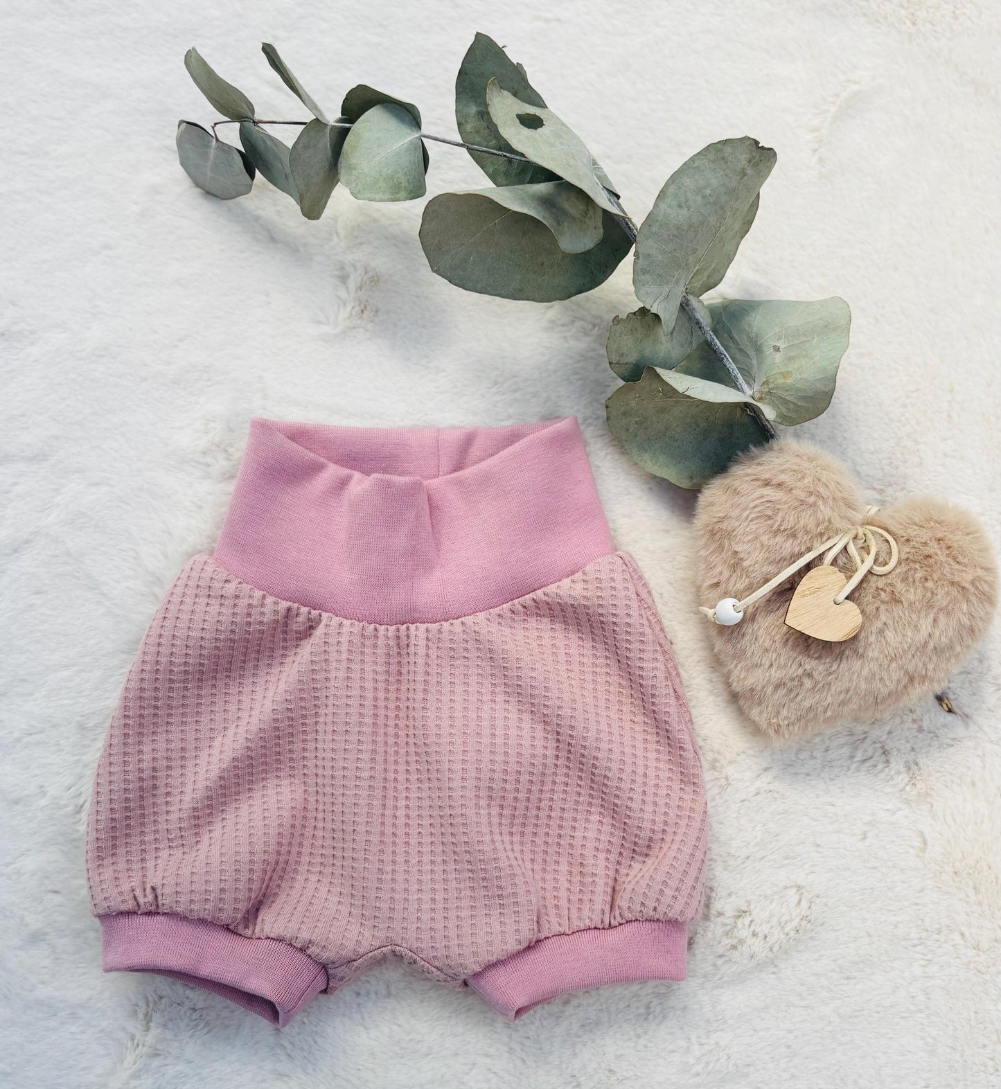 Handgemachte Pumphose Waffel-Jersey Altrosa mit Rosa Bündchen – Flatlay Baby & Kleinkind OhMamaLina
