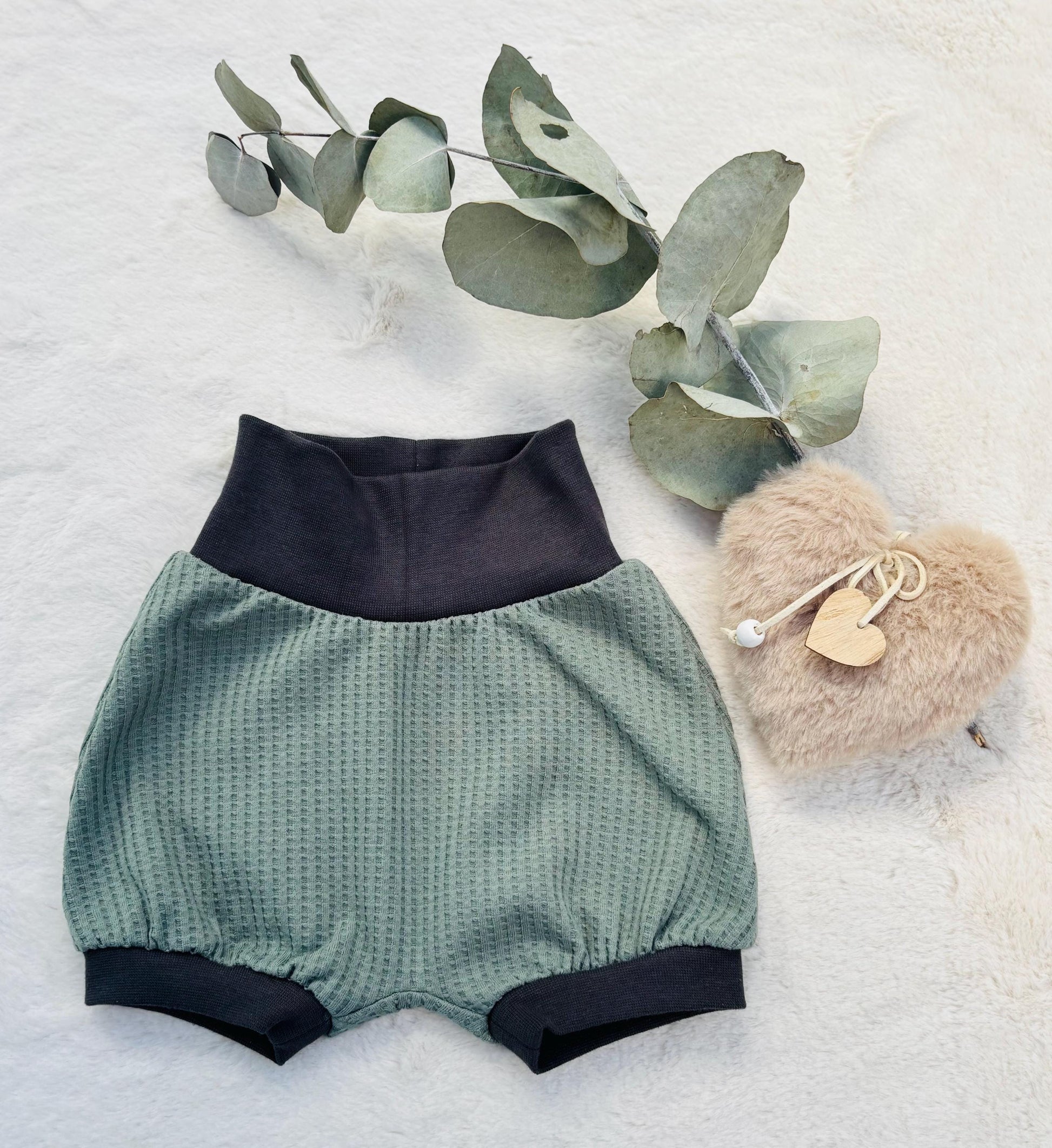 Handgemachte Pumphose Waffel-Jersey Mint mit Grauem Bündchen – Flatlay Baby & Kleinkind OhMamaLina