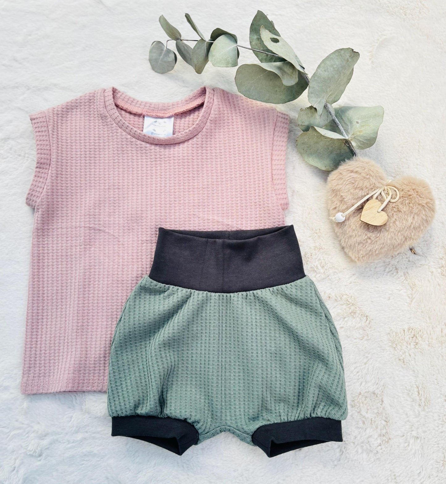 Handgemachte Pumphose Mint Graues Bündchen & T-Shirt Altrosa – Outfit Kombination Baby & Kleinkind OhMamaLina