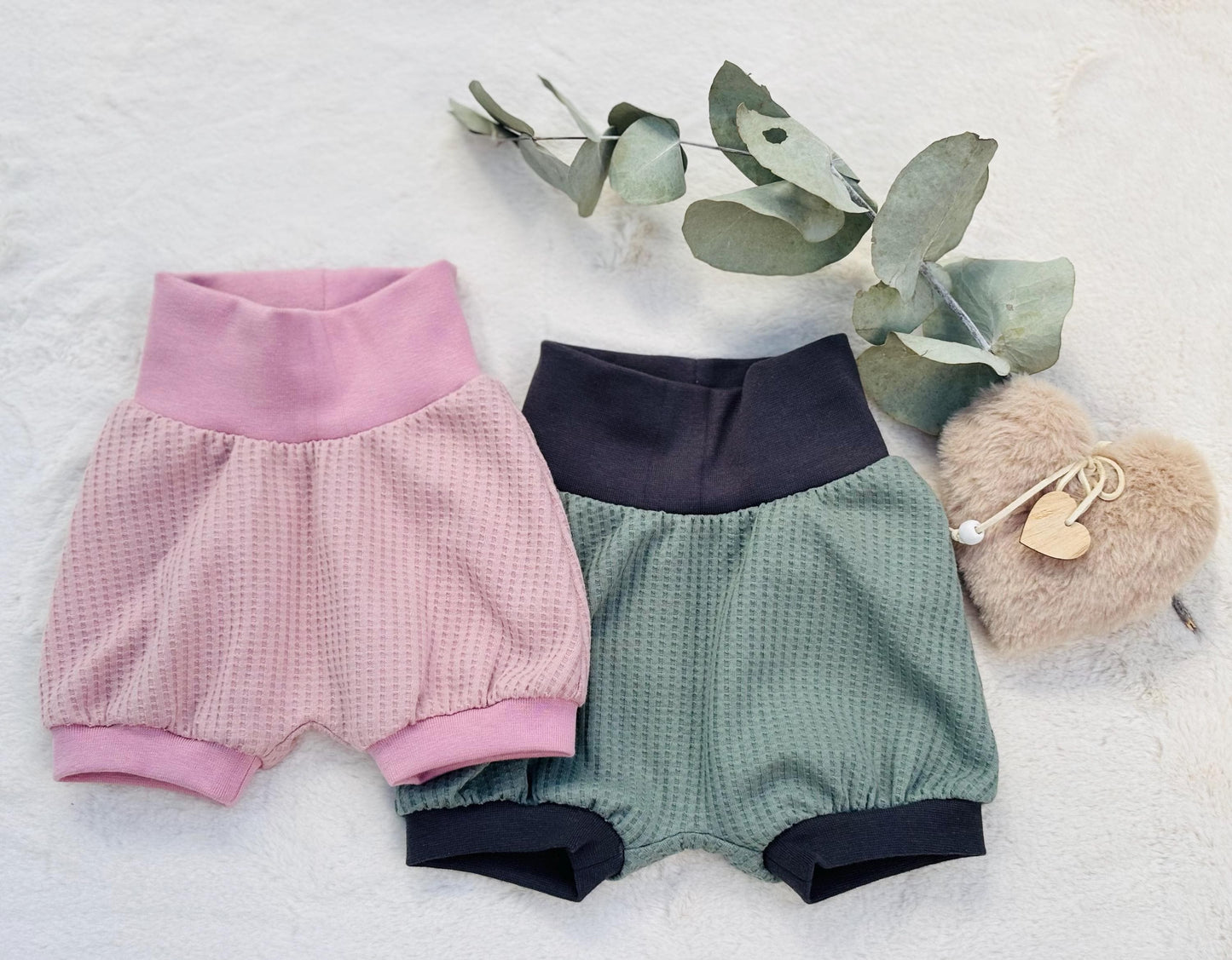 Handgemachte Pumphose Waffel-Jersey Altrosa Rosa Bündchen & Mint Graues Bündchen – beide Hosen liegend, Flatlay Baby & Kleinkind OhMamaLina