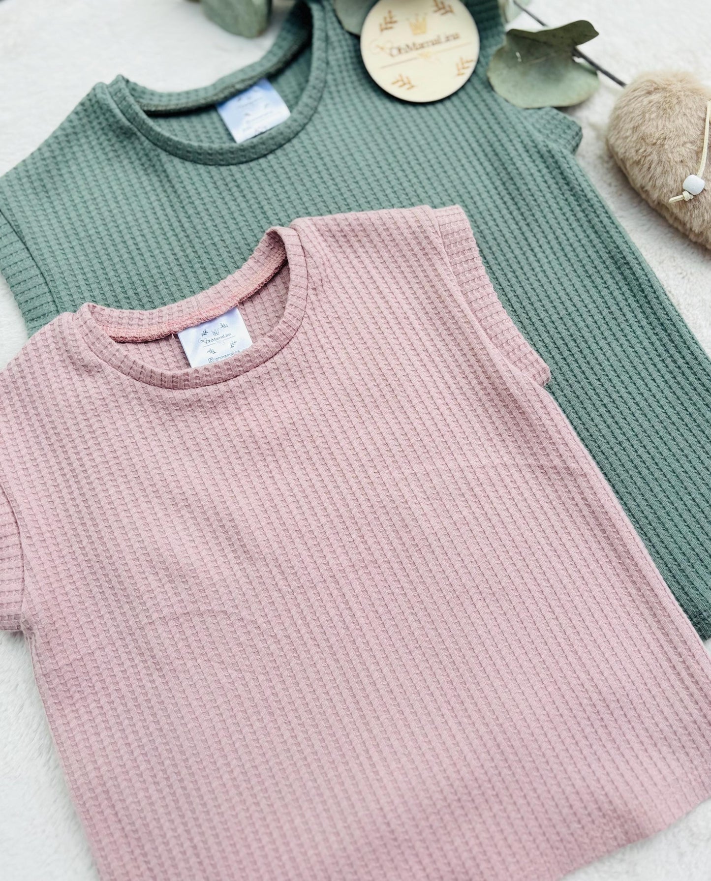 Handgemachtes Kinder Waffel T-Shirt in Mint und Altrosa – Nahaufnahme beide Farben