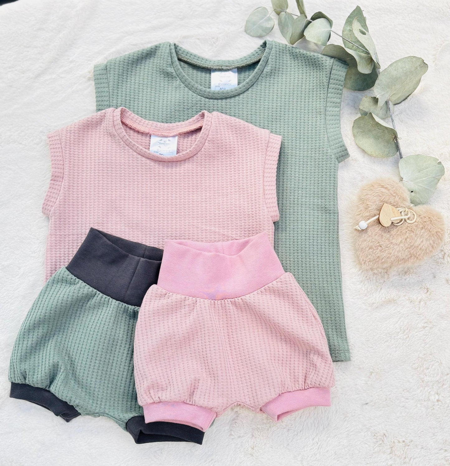 Handgemachte Pumphose Waffel-Jersey Altrosa Rosa Bündchen & Mint Graues Bündchen – kombiniert mit passendem T-Shirt in gleicher oder kontrastierender Farbe | Set OhMamaLina