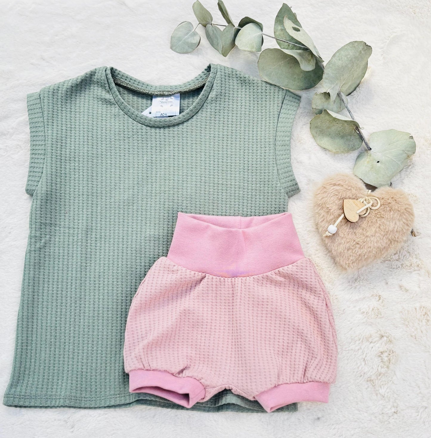 Handgemachtes Kinder Waffel T-Shirt in Mint mit passender Pumphose in Altrosa – Flatlay