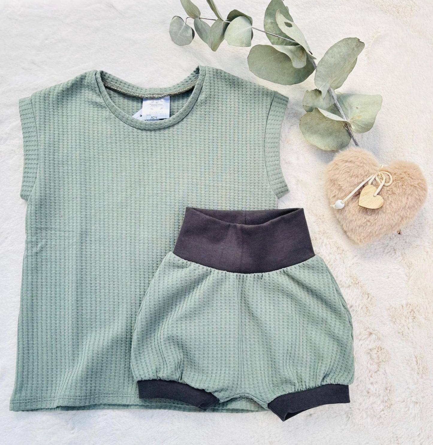 Handgemachtes Kinder Waffel T-Shirt in Mint mit passender Pumphose in Mint – Flatlay