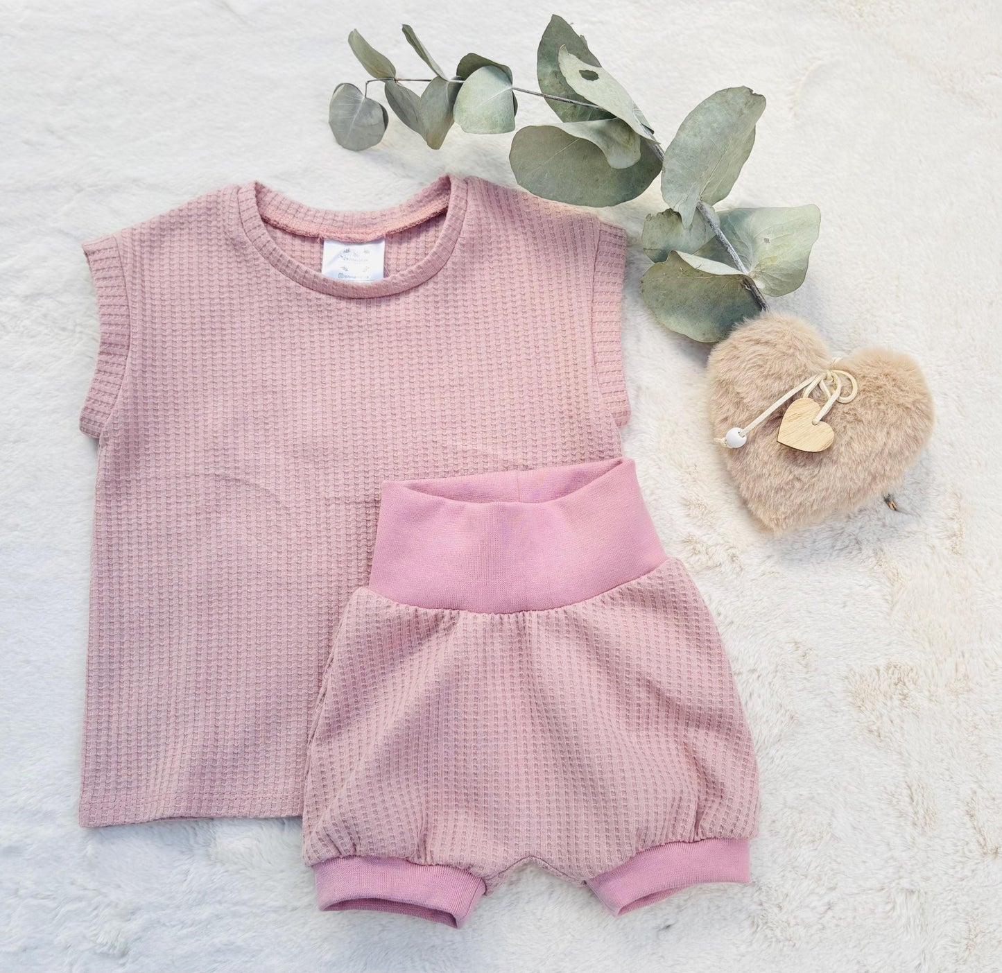 Handgemachtes Kinder Waffel T-Shirt in Altrosa mit passender Pumphose in Altrosa – Flatlay