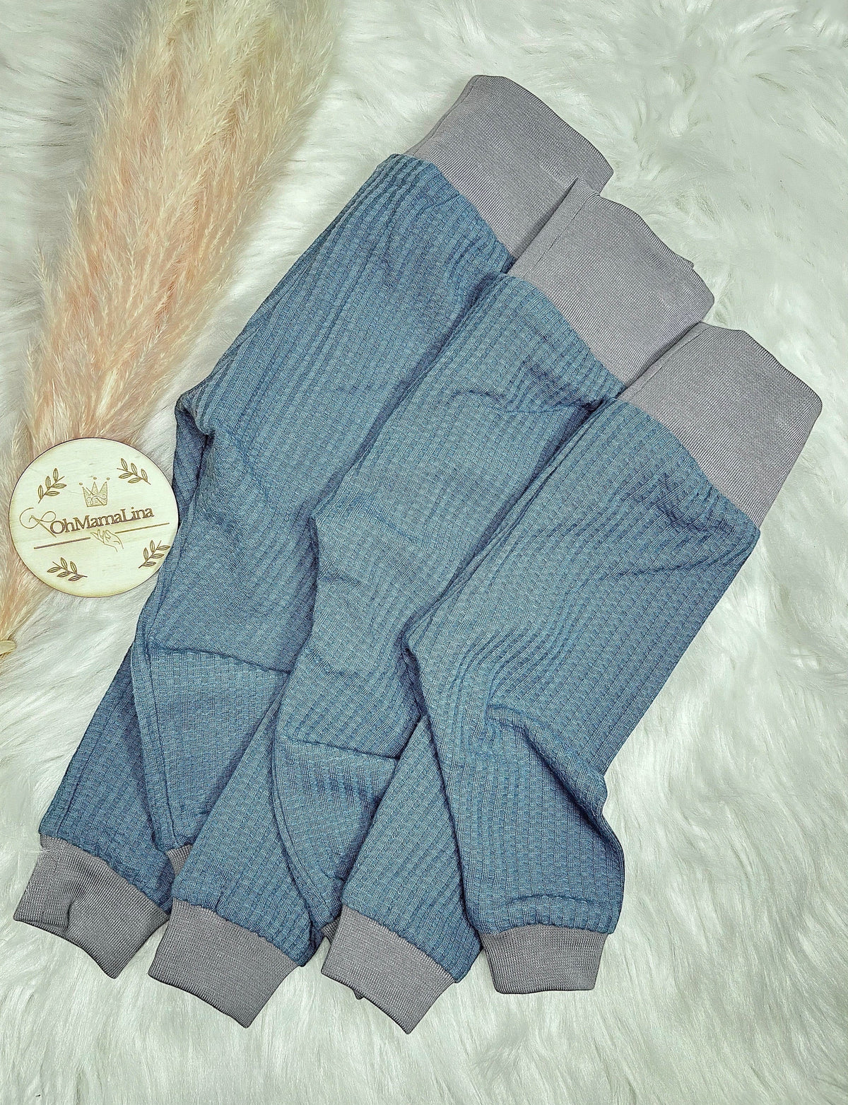 Handgemachte Baby Leggings in Rauchblau – Größenvergleich