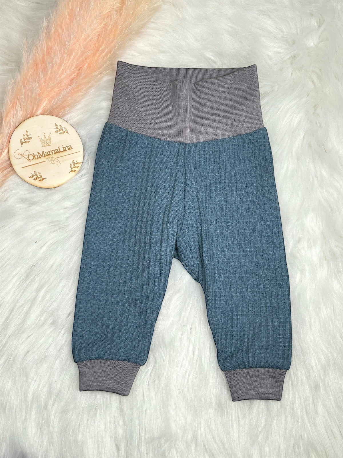Handgemachte Kinderhose in Rauchblau aus Waffeljersey mit hellgrauem Bündchen Vorderansicht
