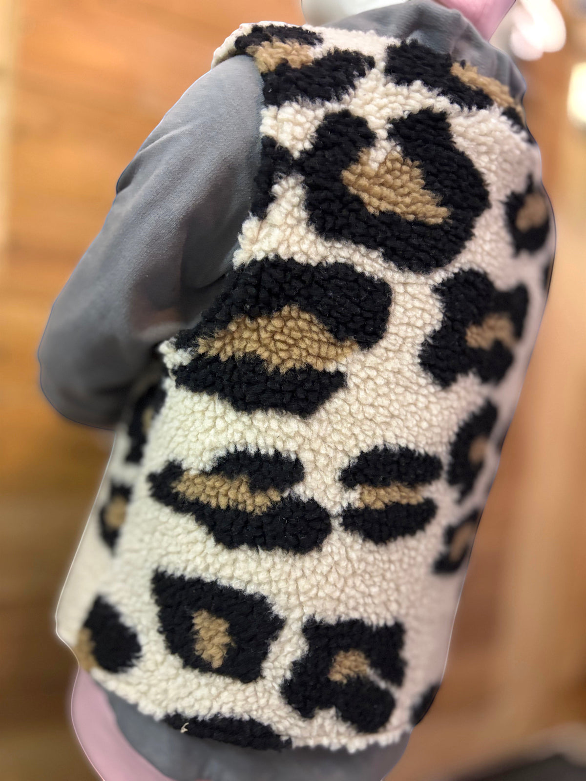 Nahaufnahme hinten seitlich - Leo-Muster Teddy-Plüsch Kinderweste handgemacht | OhMamaLina