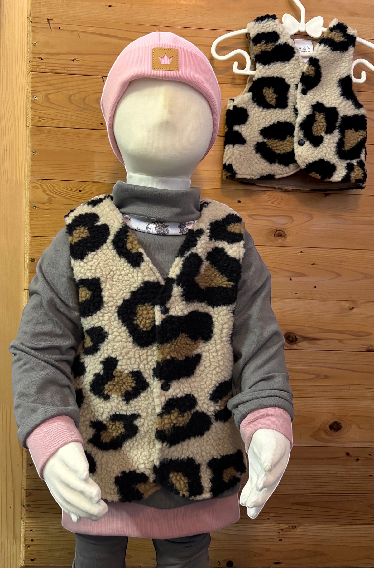 Handgemachte Leo Weste Teddy-Plüsch für Kinder – Frontansicht an Puppe | kleinste größe Hintergrund OhMamaLina