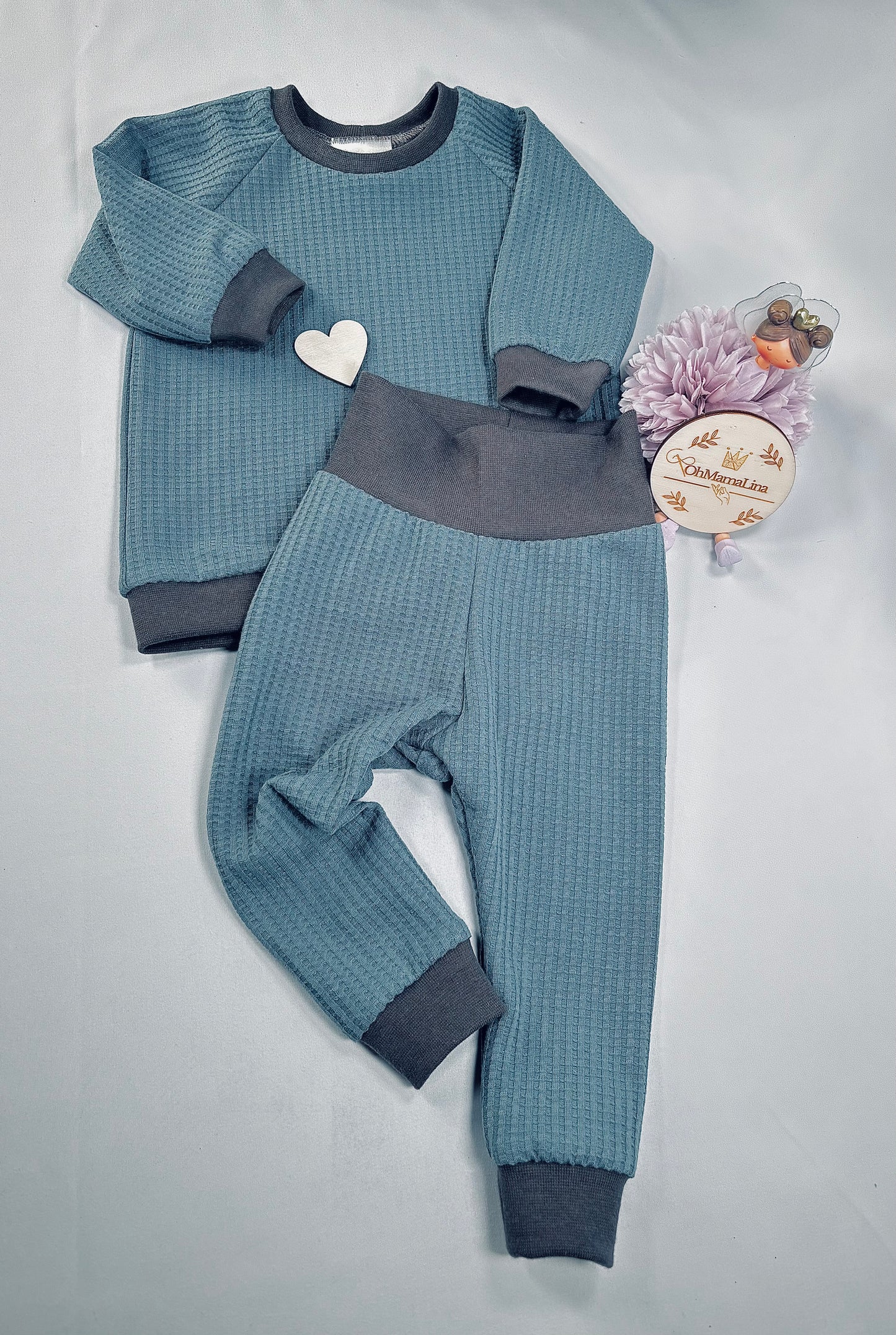 Handgemachtes Baby Outfit Set in Rauchblau mit dunkelgrauem Bündchen und passendem Pullover