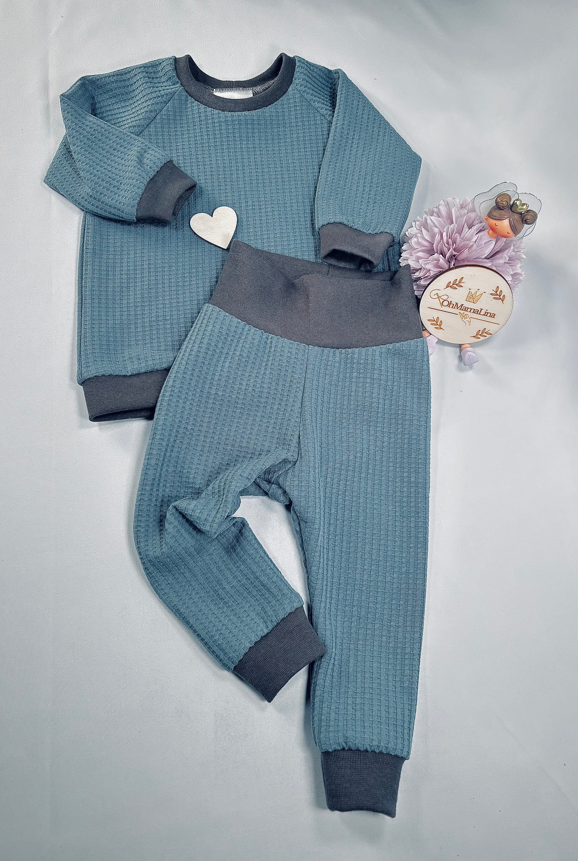 Handgemachtes Baby Outfit Set in Rauchblau mit dunkelgrauem Bündchen und passendem Pullover